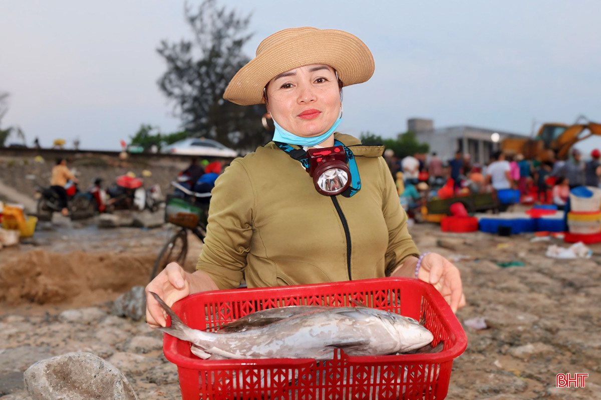 Theo chia sẻ của tiểu thương chợ cá Cồn Gò, những ngày này, thời tiết thuận lợi nên ngư dân đánh bắt được nhiều loại hải sản có giá trị như: mực, tôm, cá bò... Tất cả đều được tiểu thương thu mua ngay tại bến. Cụ thể, mực 300 - 450.000 đồng/kg, tôm 200 - 450.000 đồng/kg, cá bù 200.000 đồng/kg, ốc mỡ 250.000 nghìn đồng/kg...