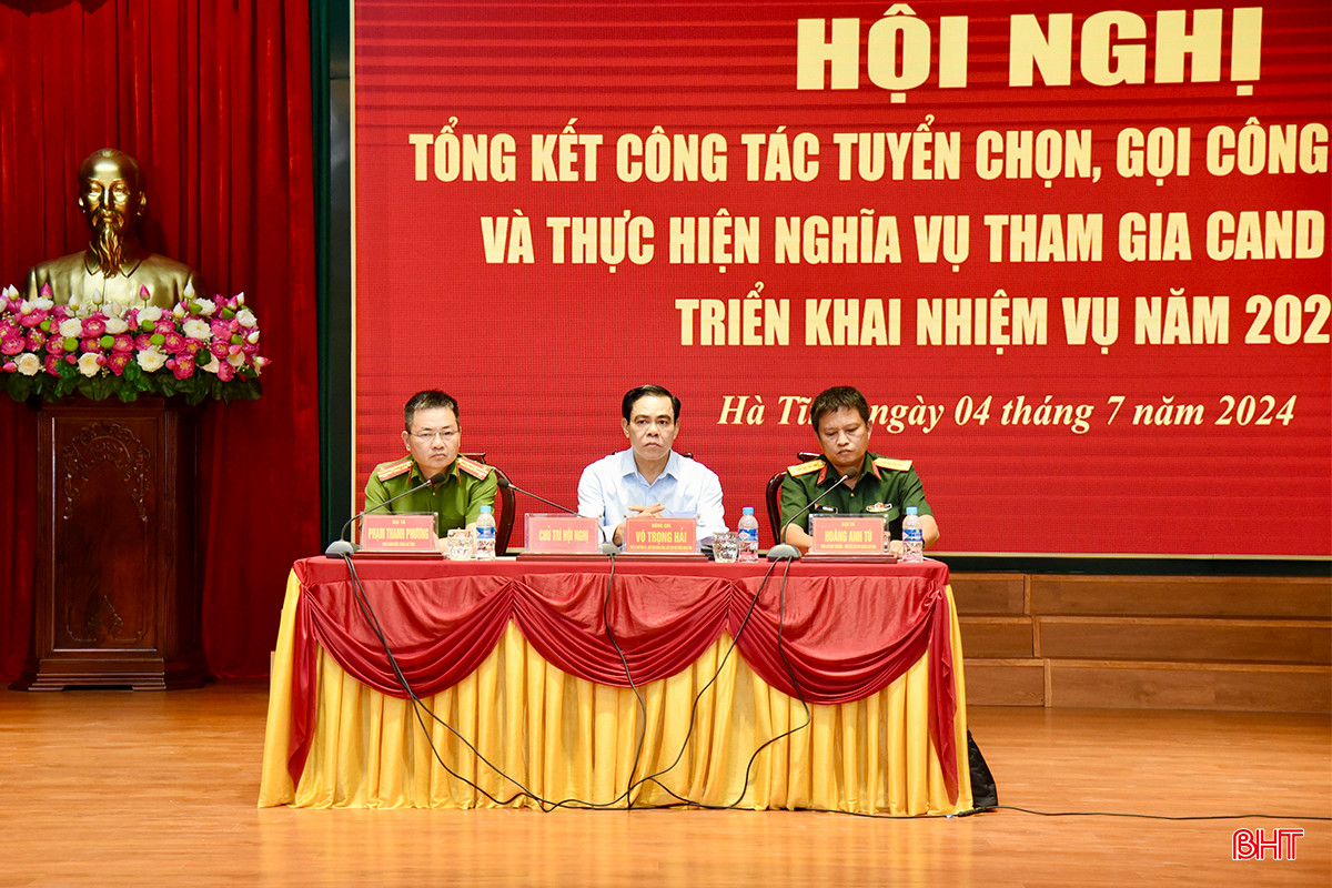 Chủ tịch UBND tỉnh Võ Trọng Hải; Đại tá Hoàng Anh Tú - Phó Chỉ huy trưởng, Tham mưu trưởng Bộ CHQS tỉnh; Đại tá Phạm Thanh Phương - Phó Giám đốc Công an tỉnh chủ trì hội nghị.