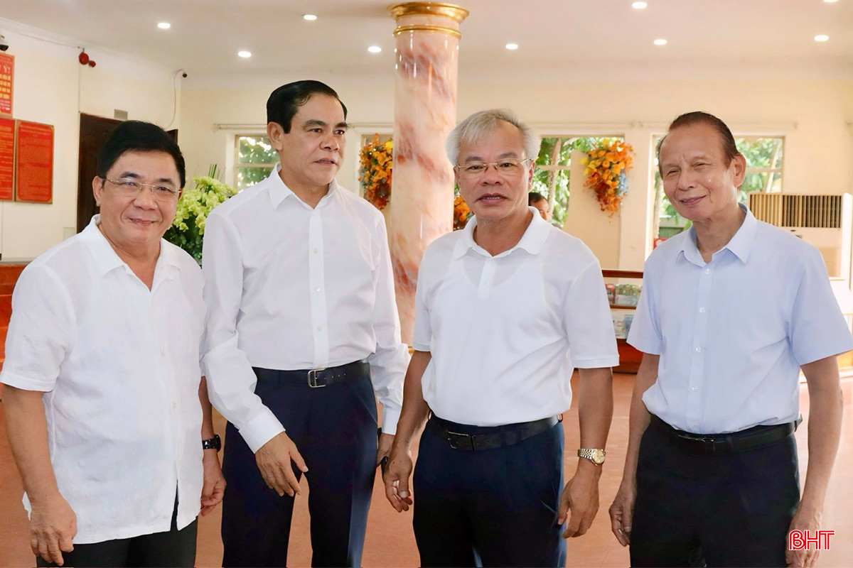 Trò chuyện cùng Chủ tịch UBND tỉnh Võ Trọng Hải, các đồng chí cán bộ lãnh đạo, quản lý đã nghỉ hưu trên địa bàn bày tỏ vui mừng trước những kết quả tỉnh nhà đạt được trong thời gian qua.