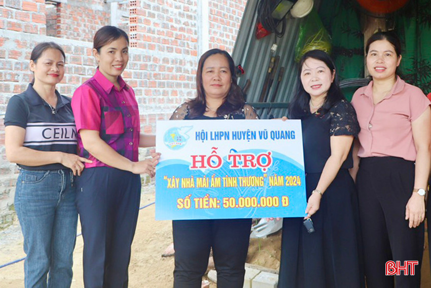 Trao hỗ trợ cho gia đình chị Phạm Thanh Thúy - hội viên Chi hội Phụ nữ thôn Đồng Minh (xã Hương Minh).