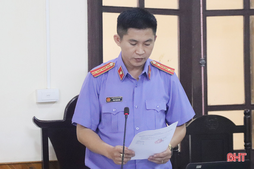 Đại diện Viện Kiểm sát nhân dân tỉnh công bố bản cáo trạng.