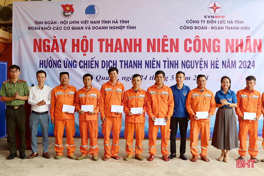 Ngày hội Thanh niên công nhân năm 2024 đã phát huy vai trò đồng hành của tổ chức đoàn, hội trong việc chăm lo, hỗ trợ, bảo vệ quyền và lợi ích hợp pháp, chính đáng của thanh niên công nhân. Tại chương trình, Đoàn khối CCQ&amp;DN tỉnh đã trao 15 suất quà, mỗi suất trị giá 500 nghìn đồng cho thanh niên công nhân có hoàn cảnh khó khăn đang làm việc tại Điện lực Vũ Quang, Hương Sơn.