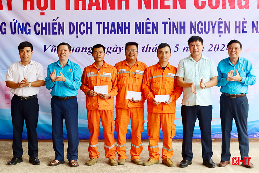Công đoàn - Đoàn Thanh niên Công ty Điện lực Hà Tĩnh cũng đã trao tặng 5 suất quà, mỗi suất trị giá 1 triệu đồng cho các công nhân có hoàn cảnh khó khăn đang làm việc tại tại Điện lực Vũ Quang, Hương Sơn.