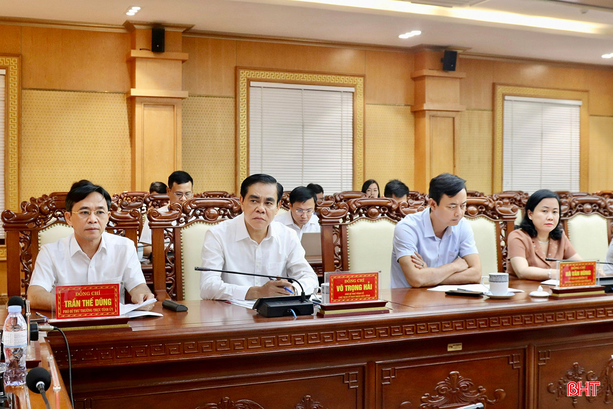 Các đồng chí lãnh đạo tỉnh dự hội nghị.