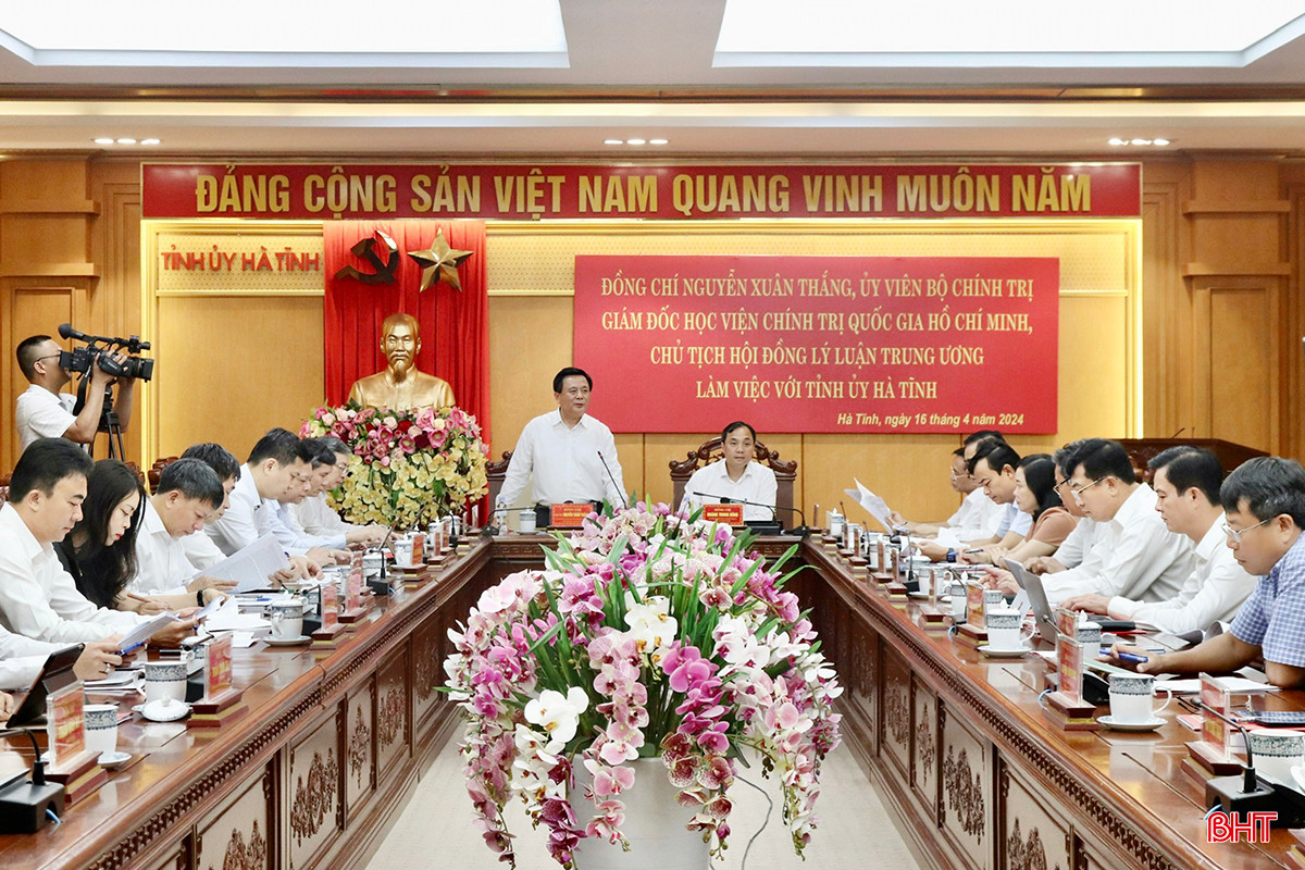 Các đồng chí: GS.TS Nguyễn Xuân Thắng - Ủy viên Bộ Chính trị, Giám đốc Học viện Chính trị Quốc gia Hồ Chí Minh, Chủ tịch Hội đồng Lý luận Trung ương; Hoàng Trung Dũng - Ủy viên BCH Trung ương Đảng, Bí thư Tỉnh ủy, Chủ tịch HĐND tỉnh chủ trì buổi làm việc.