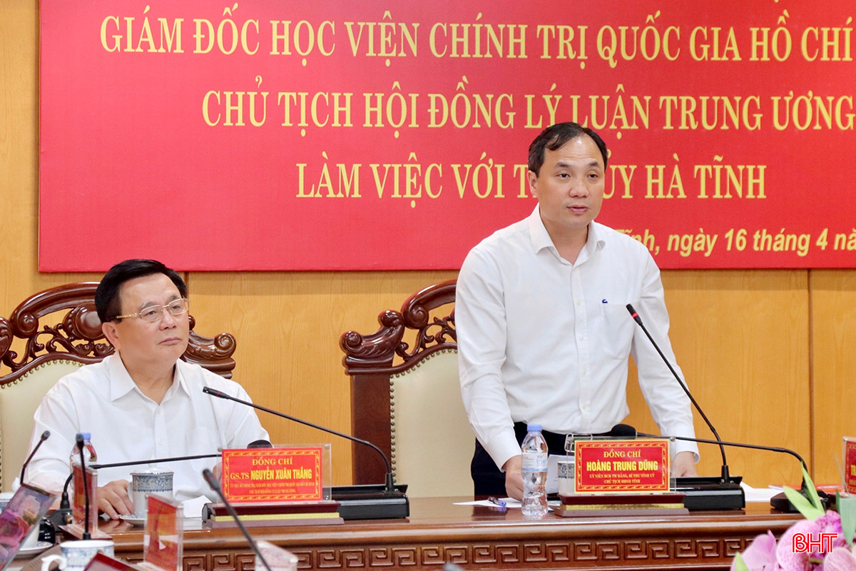 Bí thư Tỉnh ủy Hoàng Trung Dũng phát biểu tại buổi làm việc.