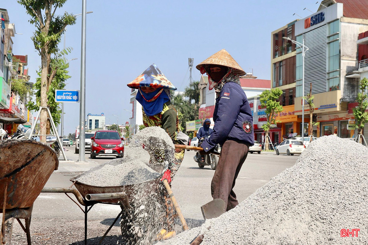 Nền nhiệt tăng cao, không khí oi bức khiến những người lao động thường xuyên làm việc ngoài trời thêm phần vất vả.