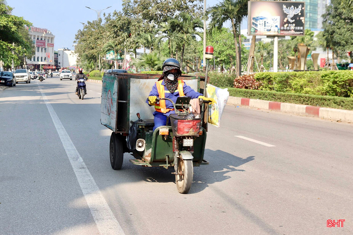 Trên các tuyến đường ở TP Hà Tĩnh, các chị công nhân môi trường vẫn miệt mài với công việc để giữ cho phố phường được sạch đẹp.