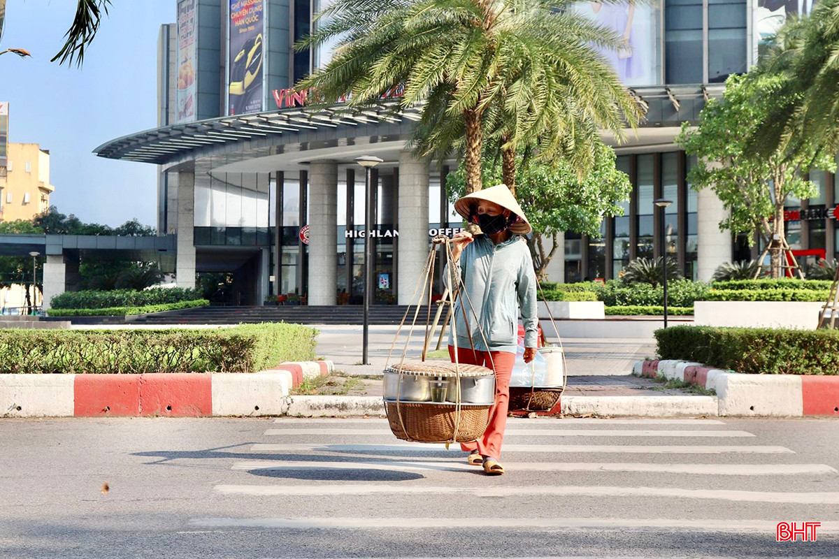 Những gánh hàng rong vất vả ngược xuôi trên các tuyến đường tìm khách mua, mong có thêm thu nhập đảm bảo cuộc sống gia đình.