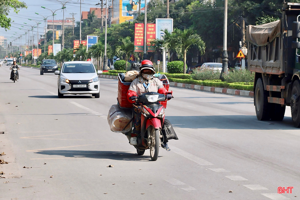 Trời nắng, người dân hạn chế ra đường, vì thế công việc của các shipper (người giao hàng) trở nên bận rộn hơn. Mỗi khi ra đường, họ phải trang bị đầy đủ quần áo, tất tay, khẩu trang, mũ... để hạn chế tiếp xúc với ánh nắng.