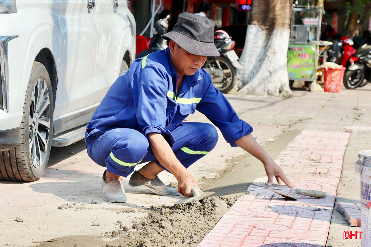 Dẫu vất vả, mệt mỏi nhưng anh thợ xây vẫn nỗ lực đảm bảo tiến độ công việc.