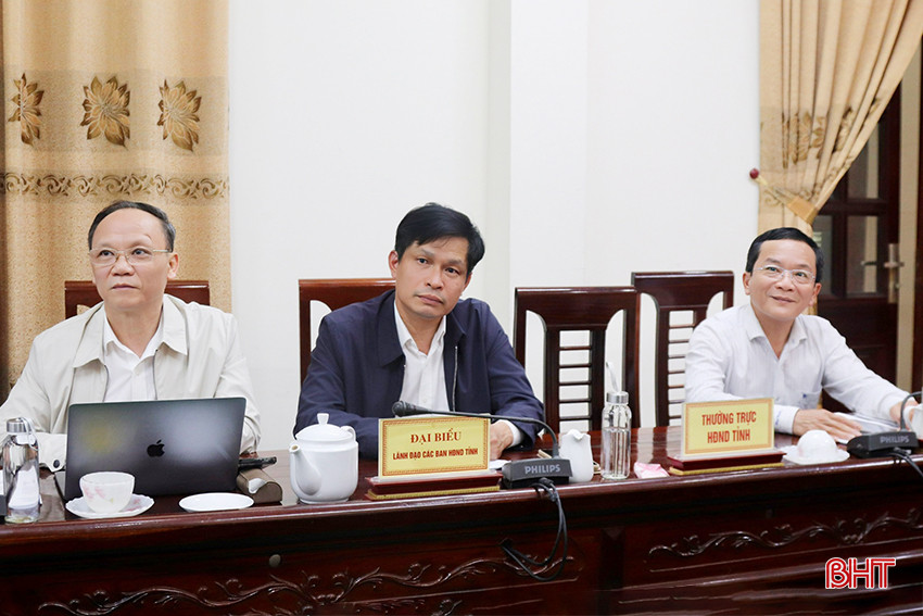 Phó Chủ tịch HĐND tỉnh Trần Văn Kỳ và các đại biểu theo dõi phiên chất vấn và trả lời chất vấn.