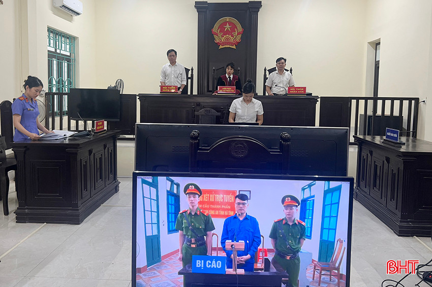 HĐXX quyết định tuyên phạt bị cáo 30 tháng tù giam về tội “Tàng trữ trái phép chất ma túy”.