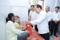 Bí thư Tỉnh ủy Hà Tĩnh thăm, tặng quà cho trẻ em tại BVĐK TX Kỳ Anh