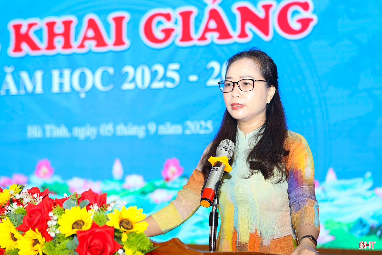 Tiến sỹ Đặng Thị Thúy Hằng - Hiệu trưởng Trường Cao đẳng Nguyễn Du đọc diễn văn lễ khai giảng năm học mới.