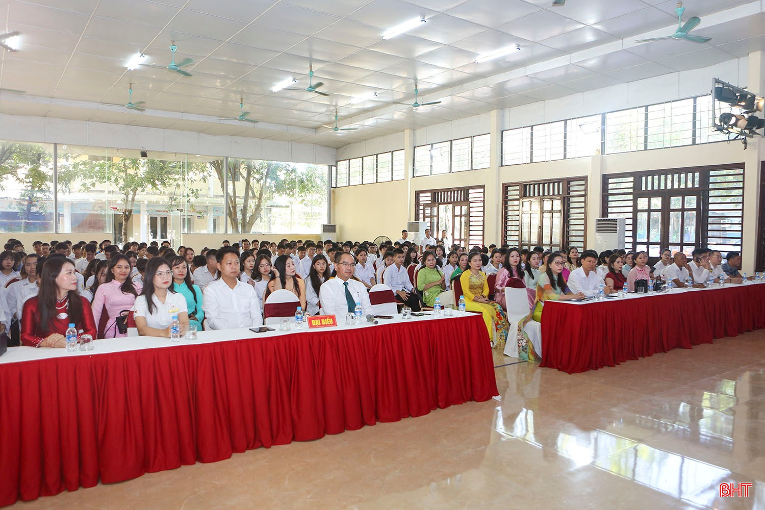 Các đại biểu, cán bộ, giảng viên, đại diện phụ huynh và 250 học sinh, sinh viên Trường Cao đẳng Nguyễn Du tham gia lễ khai giảng năm học mới 2025-2026.