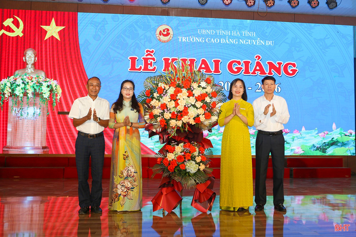 Đại diện lãnh đạo UBND tỉnh và Sở VH-TT&amp;DL tặng hoa chúc mừng tập thể nhà trường.
