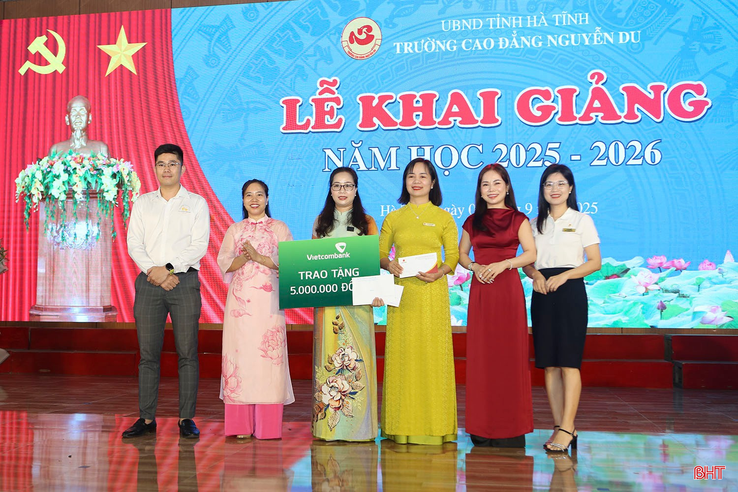 Dịp này, các tổ chức, doanh nghiệp cũng trao tặng sinh viên nhà trường nhiều suất học bổng giá trị.