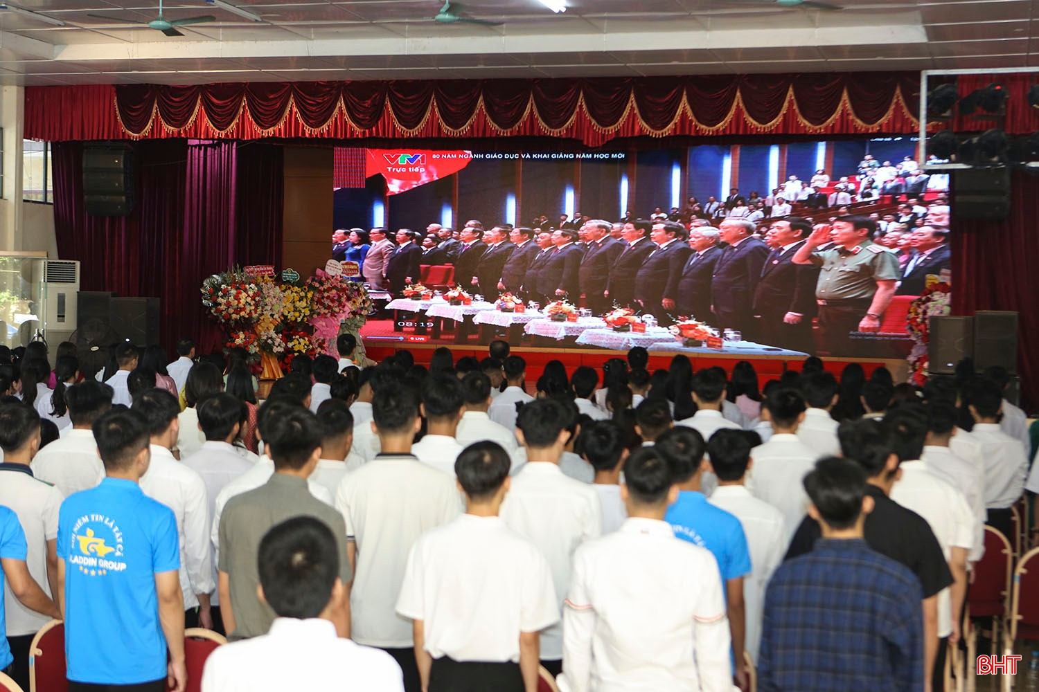 Sau phần lễ của nhà trường, cán bộ, giáo viên và học sinh, sinh viên Trường Cao đẳng Nguyễn Du cùng tham dự lễ khai giảng trực tuyến cùng cả nước.