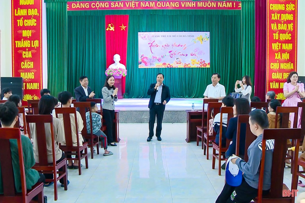 Bí thư Tỉnh ủy tặng quà tết tại Làng Trẻ em mồ côi Hà Tĩnh