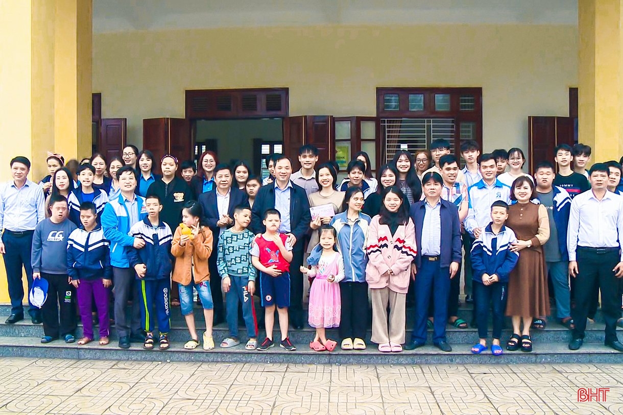 Bí thư Tỉnh ủy tặng quà tết tại Làng Trẻ em mồ côi Hà Tĩnh