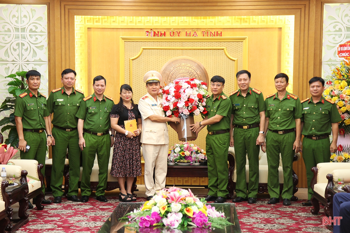 Lãnh đạo Hà Tĩnh chúc mừng Thiếu tướng Lê Văn Hà