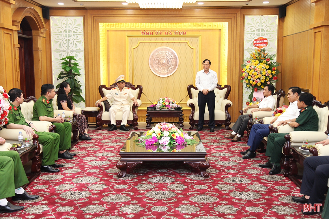 Lãnh đạo Hà Tĩnh chúc mừng Thiếu tướng Lê Văn Hà