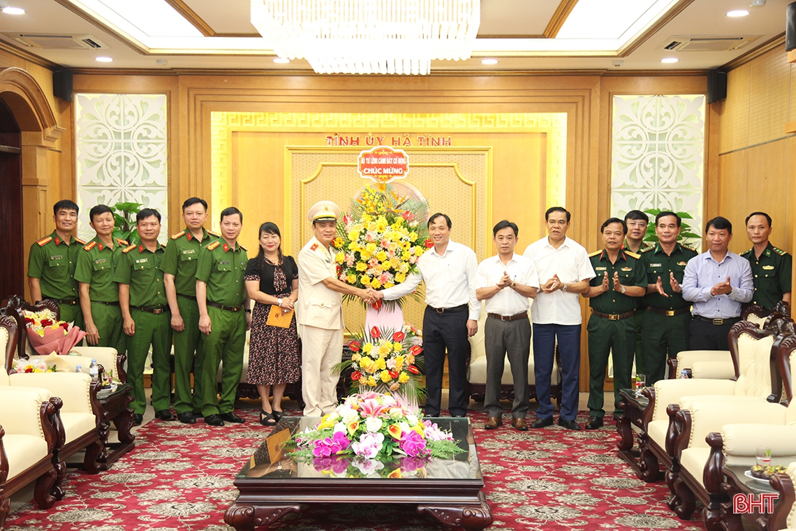 Lãnh đạo Hà Tĩnh chúc mừng Thiếu tướng Lê Văn Hà