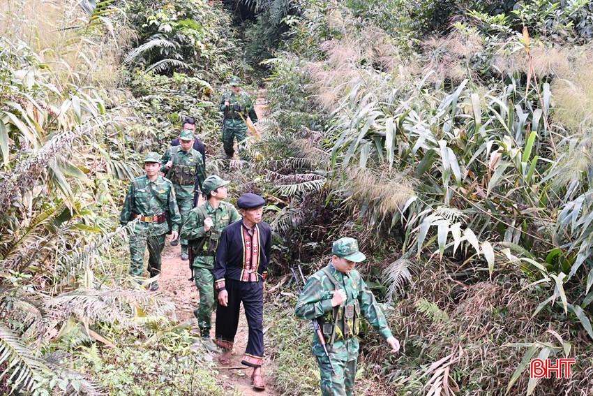 bqbht_br_ong-ho-son-tham-gia-tuan-tra-duong-bien-cot-moc-voi-can-bo-chien-si-don-bp-ban-giang-copy.jpg