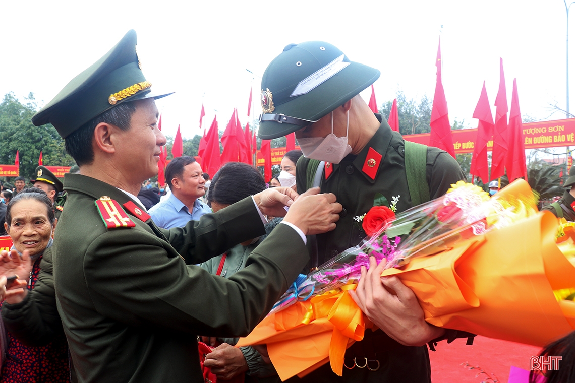 Tiến bước dưới quân kỳ với sứ mệnh thiêng liêng