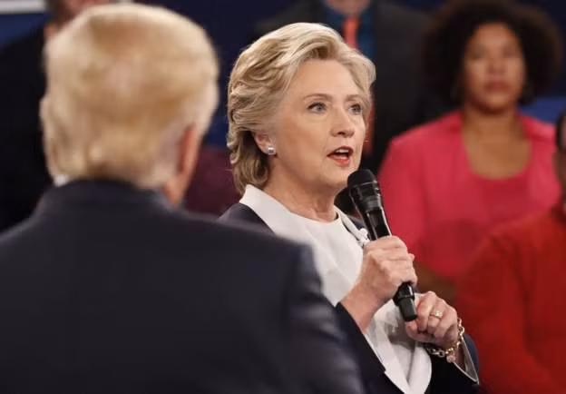donald trump khuyen ba hillary clinton nen ngoi tu