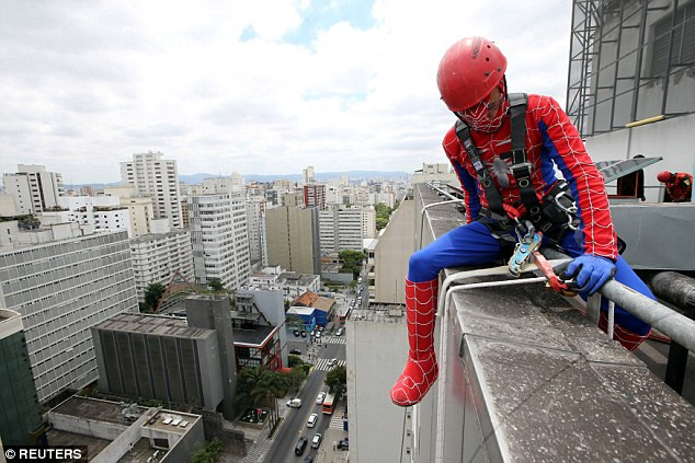 cac sieu anh hung mua vui cho benh nhi o brazil