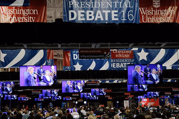 donald trump khuyen ba hillary clinton nen ngoi tu