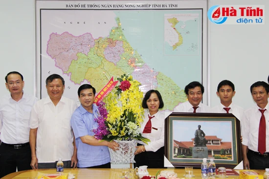 lanh dao tinh chuc mung doanh nghiep doanh nhan