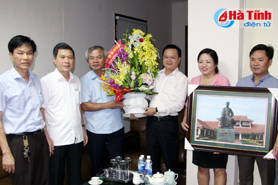 pho bi thu thuong truc tinh uy chuc mung doanh nghiep doanh nhan