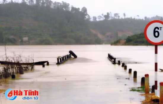 nuoc lu len cao nhieu dia phuong o ha tinh dang bi co lap