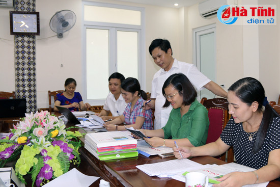 khong duoc ky hop dong lam viec chuyen mon tai co quan hanh chinh