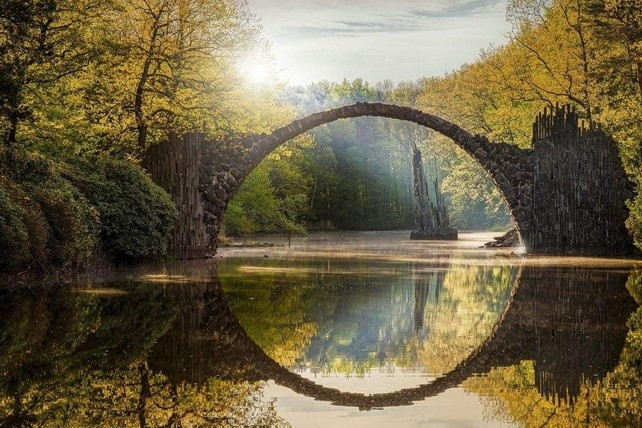 Rakotzbrücke (Kromlau, Đức): Được xây dựng vào năm 1860, cầu Rakotzbrücke có thiết kế nửa vòng tròn độc đáo. Vào những ngày trời nắng đẹp và nước trong, hình ảnh phản chiếu dưới nước khiến cây cầu trở nên đầy mê hoặc. Ảnh: 1photo1day. 13 cay cau dep nhu co tich dang chiem nguong khap the gioi