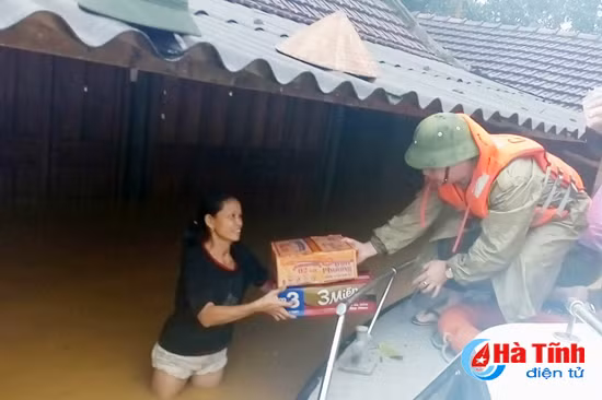 chum anh di trong ron lu huong khe