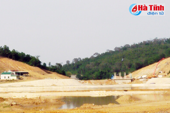 thi cong dap dang dan khon kho vi nuoc ngap keo dai