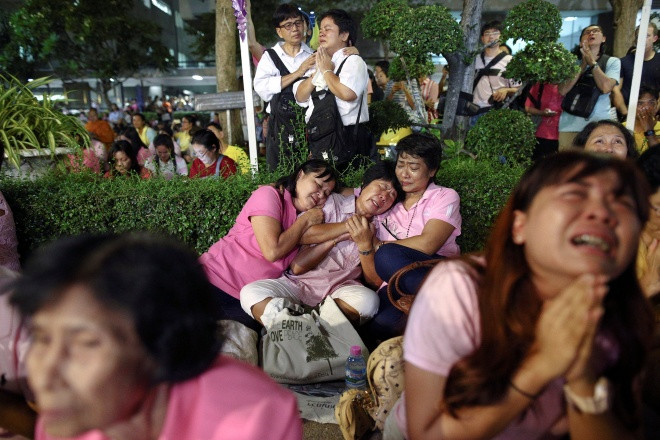 nguoi thai lan oa khoc khi nghe tin nha vua qua doi