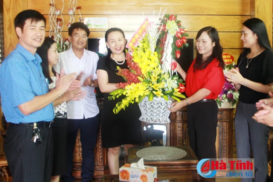 lanh dao tinh chuc mung doanh nghiep doanh nhan