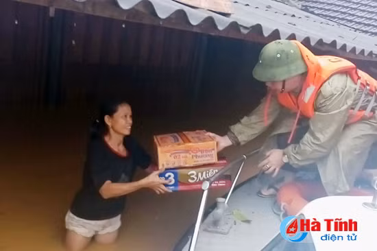 lanh dao tinh kiem tra chi dao ung pho voi mua lu va tham hoi trao qua cuu tro cho nguoi dan