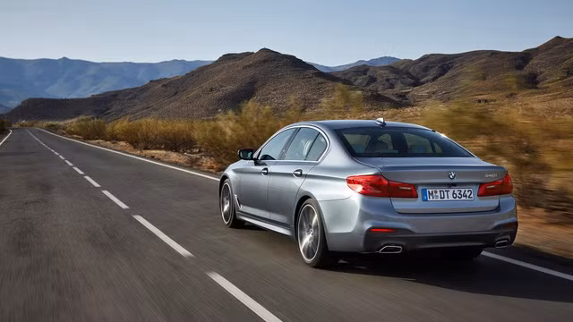 mercedes benz e class 2017 goi bmw 5 series the he moi tra loi