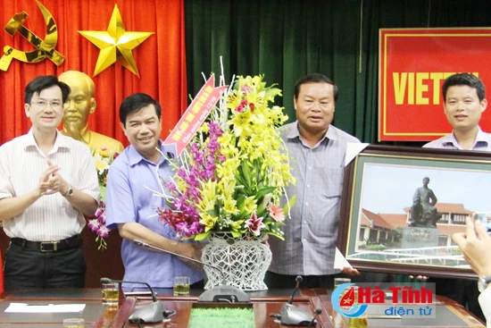 lanh dao tinh chuc mung doanh nghiep doanh nhan