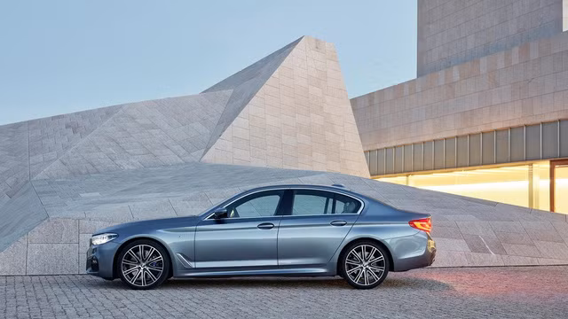 mercedes benz e class 2017 goi bmw 5 series the he moi tra loi