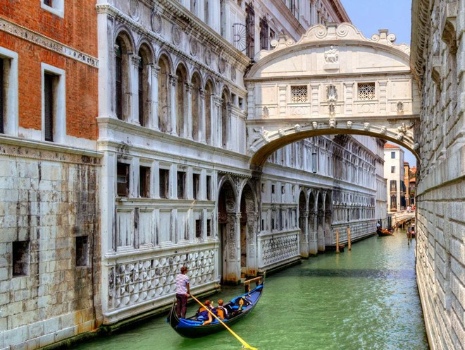 Cầu Sospiri (Venice, Italia): Nơi này thường được biết đến với tên khác là cầu Than Thở. Theo lời kể, cây cầu này là khung cảnh cuối cùng ở thành phố Venice mà các phạm nhân bị kết án có thể nhìn thấy, trước khi bị nhốt vào ngục tối ở một nhà tù gần đó. Ảnh: Portalglobus. 13 cay cau dep nhu co tich dang chiem nguong khap the gioi
