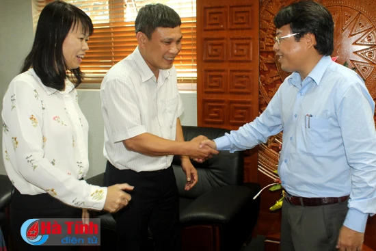 lanh dao tinh chuc mung doanh nghiep doanh nhan