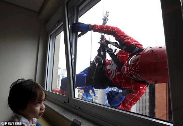 cac sieu anh hung mua vui cho benh nhi o brazil