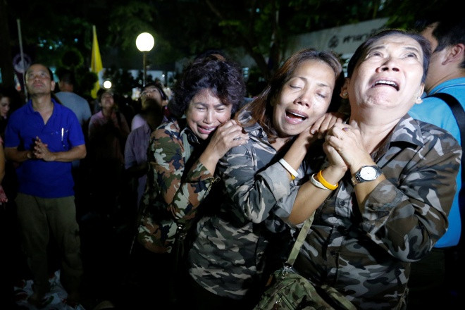 nguoi thai lan oa khoc khi nghe tin nha vua qua doi